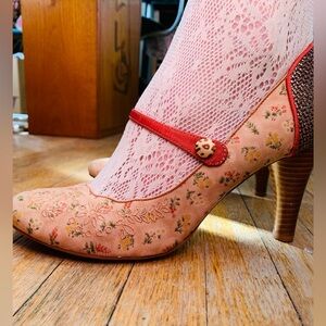Rare Vintage Kensie Embroidered Rose Mary Janes💕❤️💕 with original box🤗